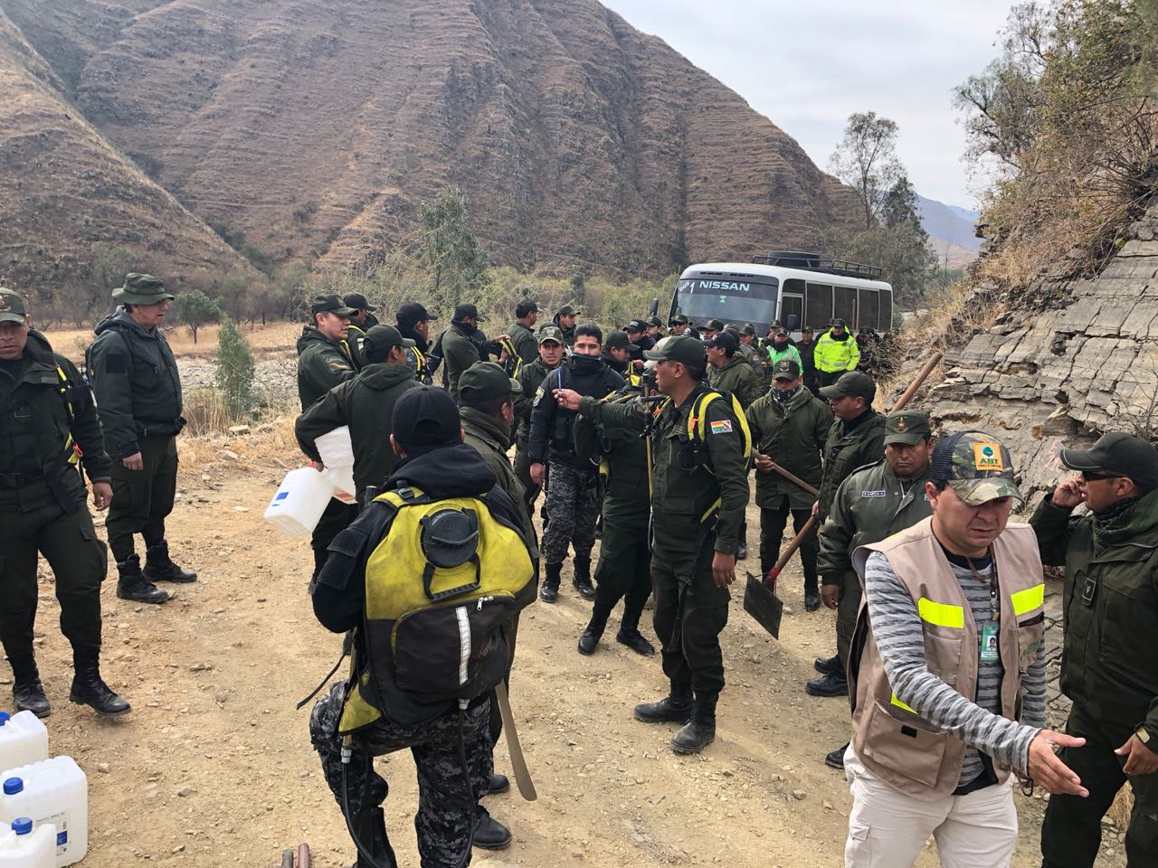 Policía y bomberos voluntarios trabajan para sofocar incendio en Trancas-San Lorenzo