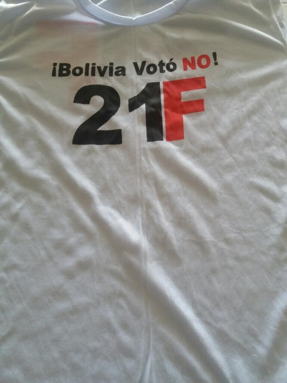 Evo asegura que diariamente se paga a personas que visten poleras del 21F