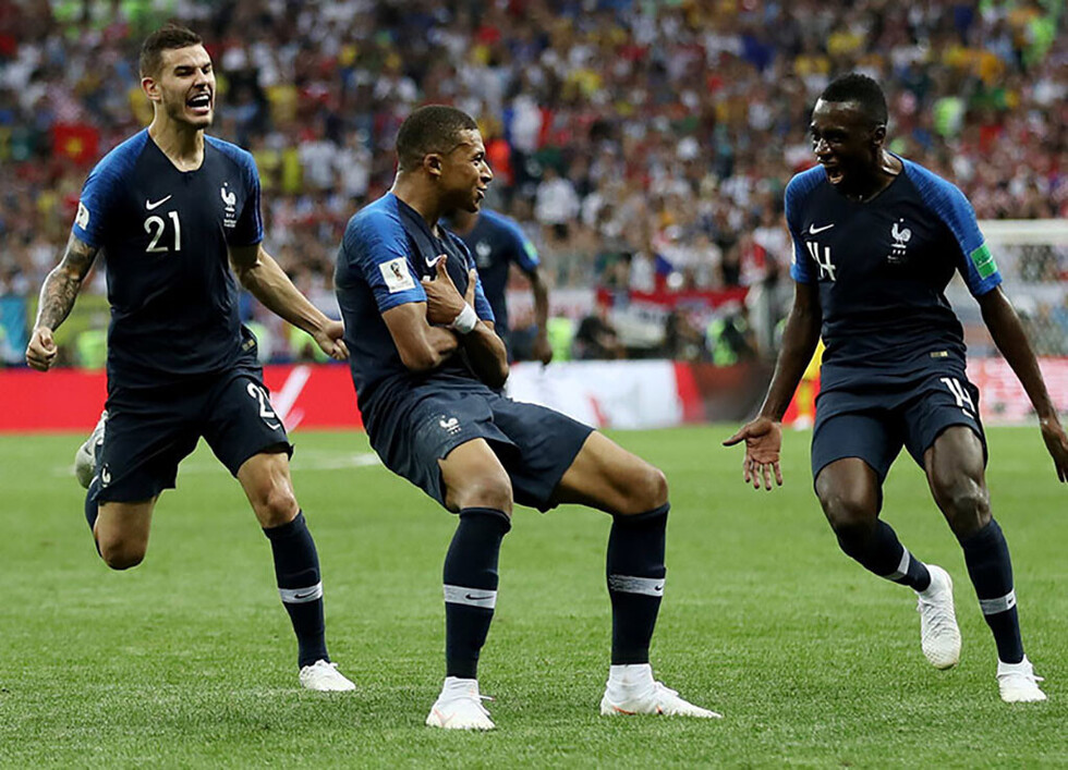 Cuatro personas invaden la cancha durante la final Francia-Croacia