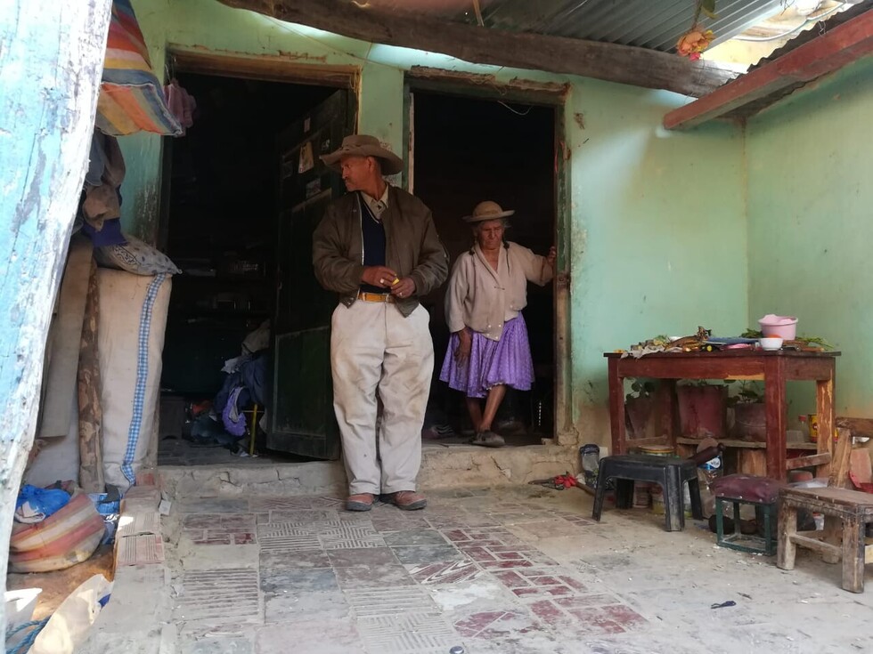 Policía llevó ayuda a una pareja de ancianos