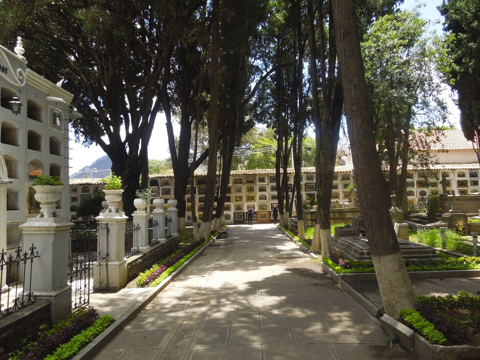 Hallan feto en caja de cartón en el Cementerio