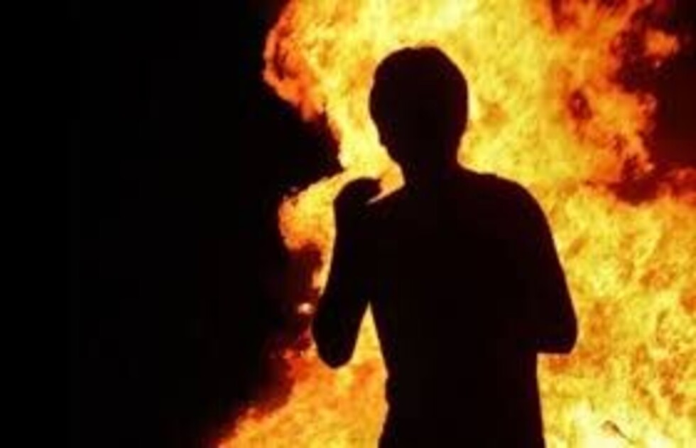 Vio a su ex novio con otra y se prendió fuego