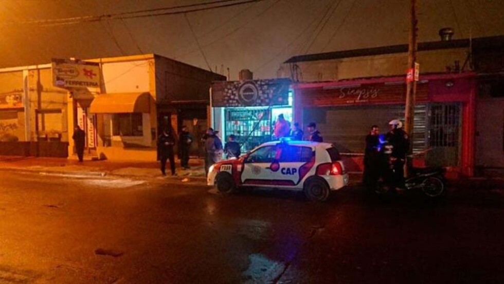 Quiso robar local, forcejeó con el dueño y murió