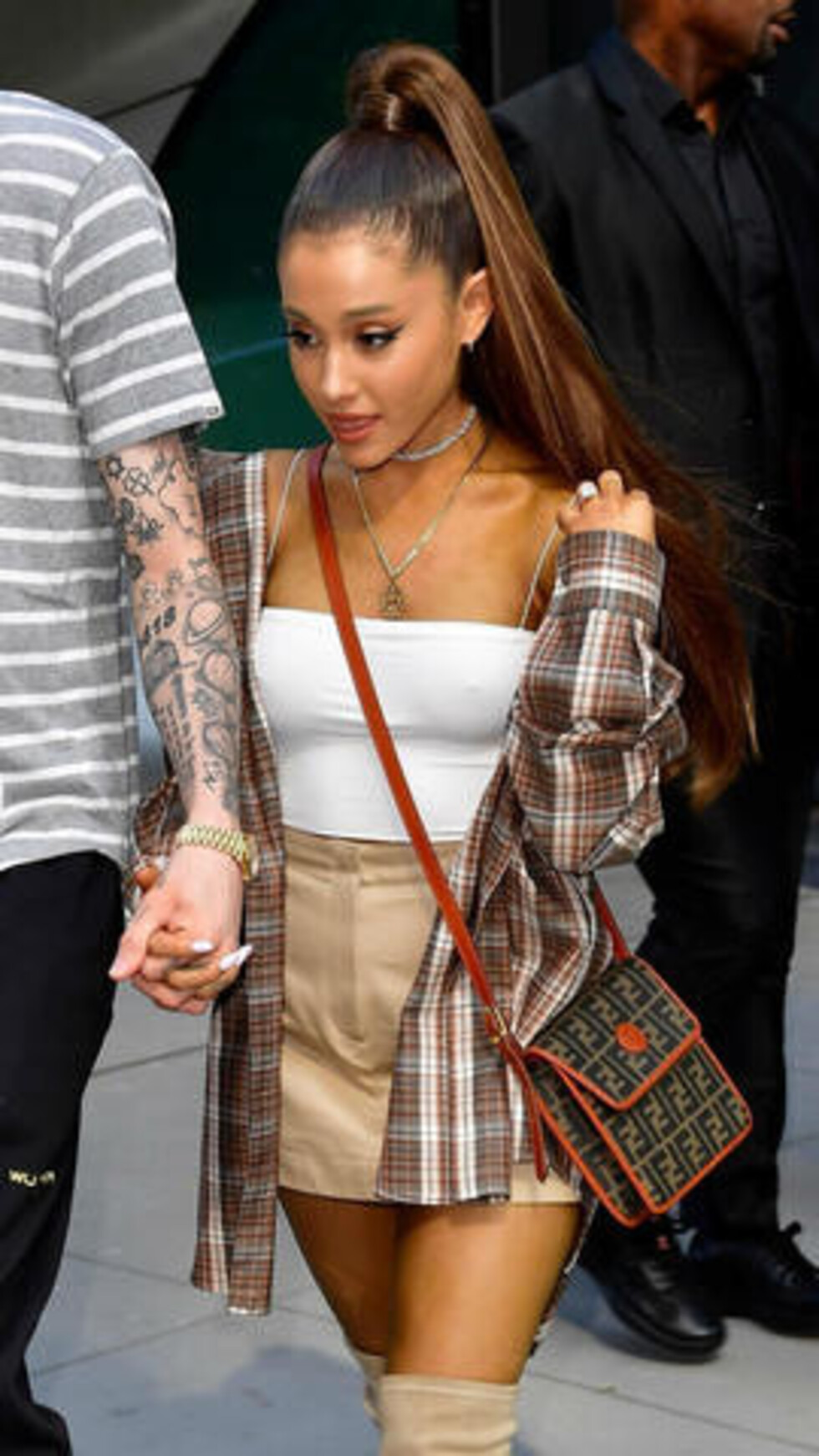 Ariana Grande luce su anillo de  compromiso
