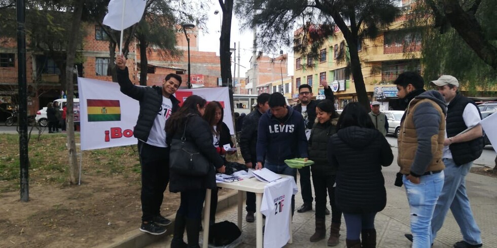 Activistas se concentran en contra de la repostulación de Morales