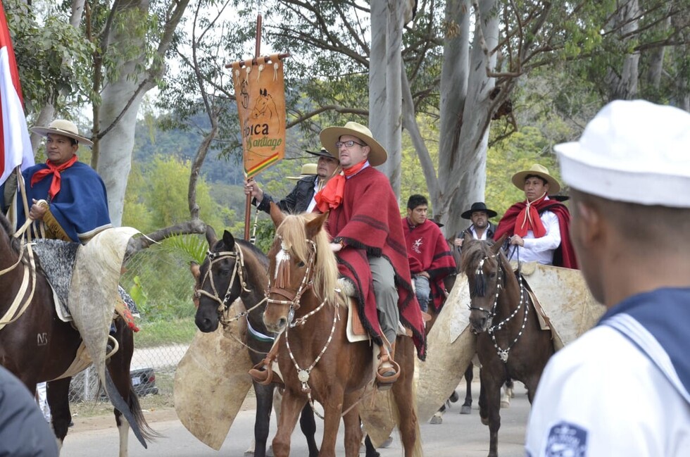 Gobernador Oliva participa en la festividad de San Santiago en Bermejo