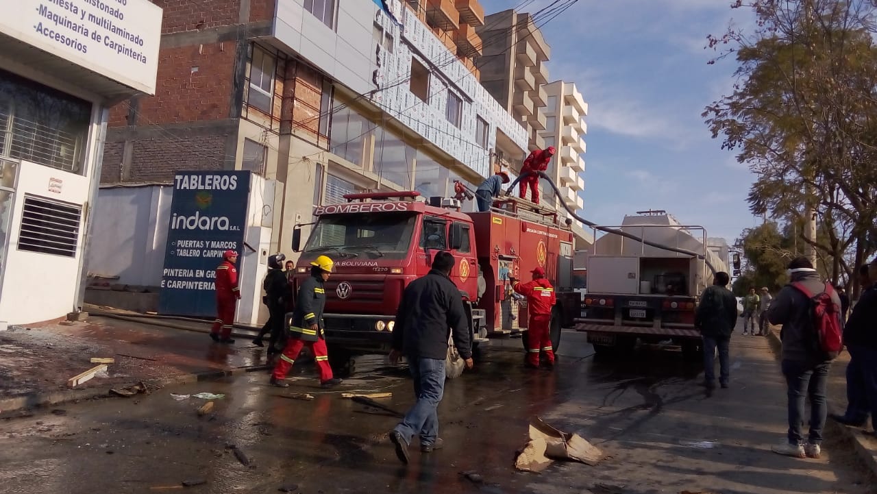 Incendio moviliza a Bomberos, Policía y Municipio de Tarija (VIDEOS-FOTOS)