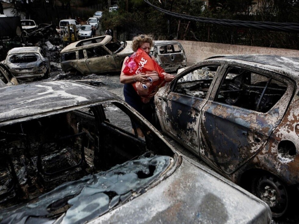 Grecia busca sobrevivientes y respuestas tras devastador incendio