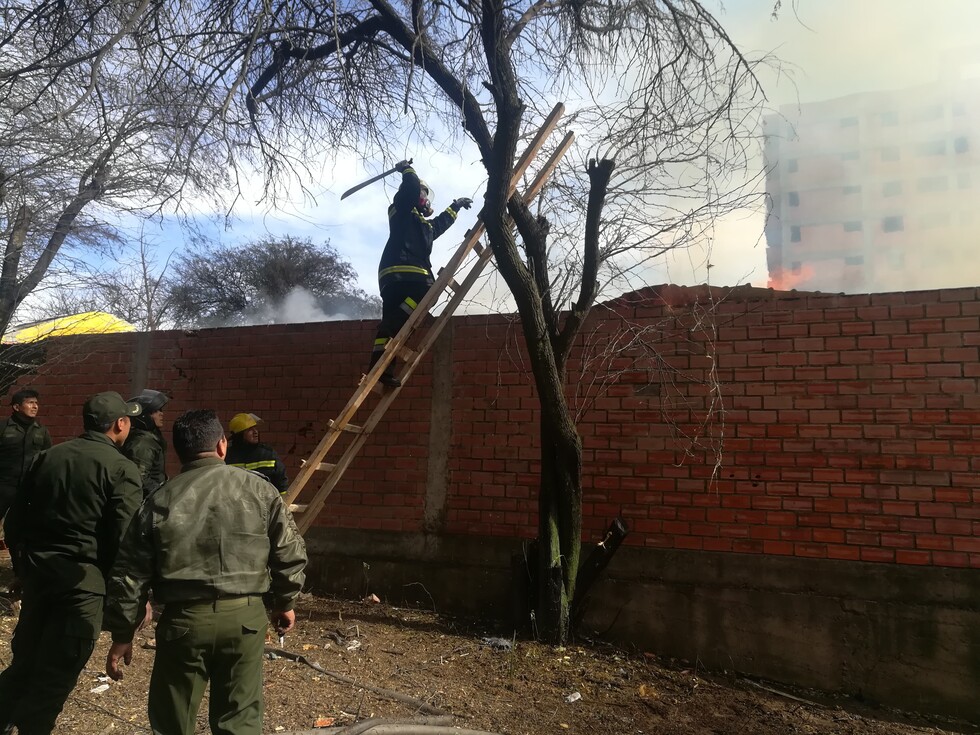 Un voraz incendio consumió tienda de melamina y madera