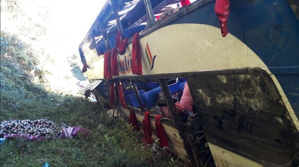 Suben a ocho muertos y siete heridos registrados en el accidente de bus en vía Cochabamba-Santa Cruz
