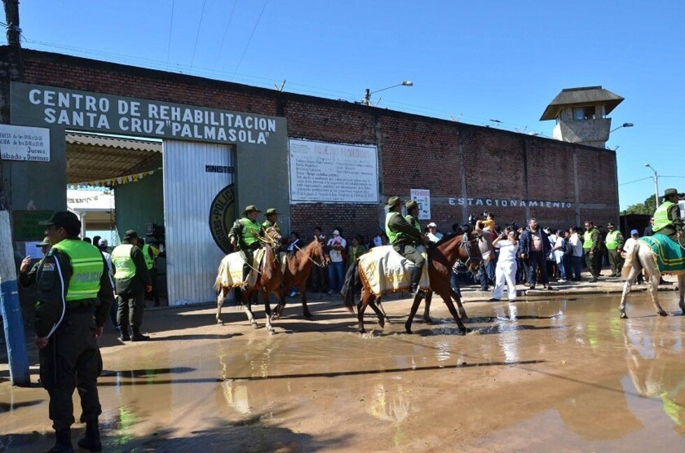 Lanzan droga a Palmasola en forma de pelotas
