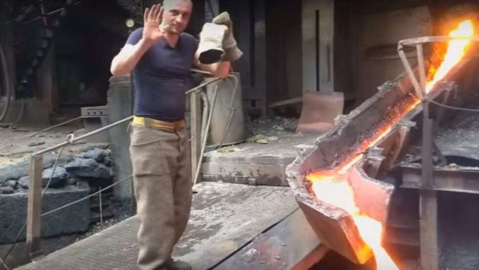 Obrero ruso metió la mano en hierro fundido