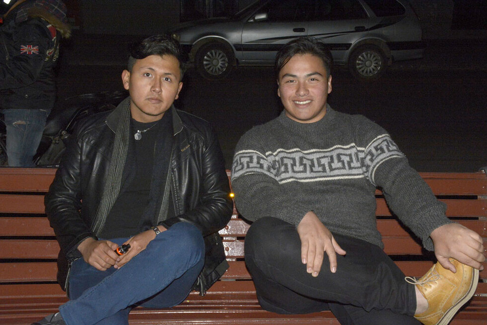 Finde  con los amigos en la plaza Sucre