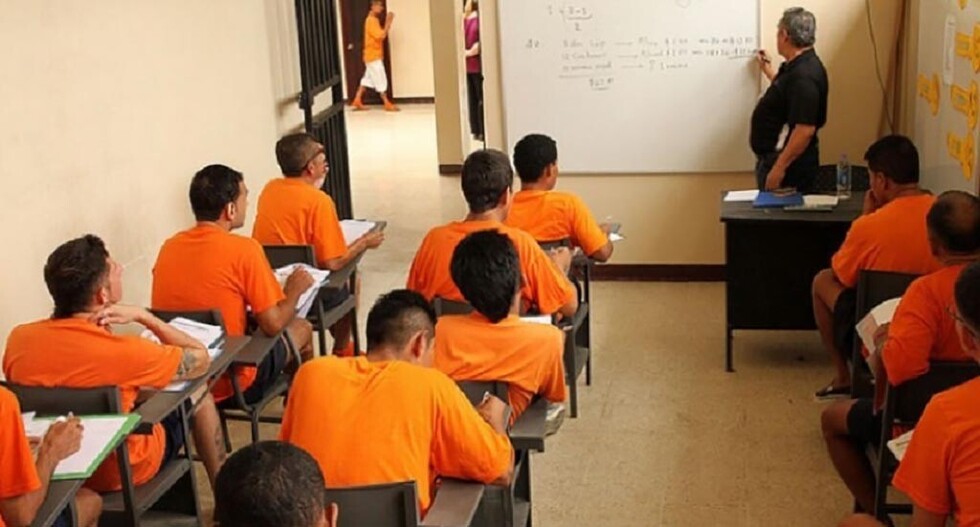 Bolivia y Perú intercambian experiencias para adolescentes infractores con la ley