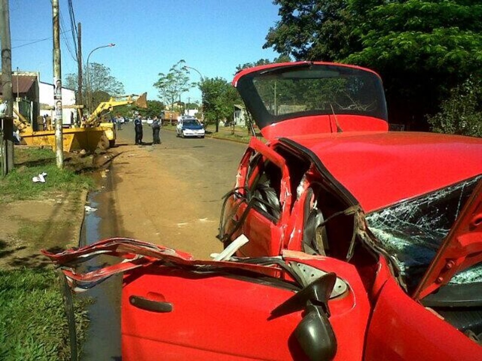 Retroexcavadora chocó  a 3 vehículos detenidos