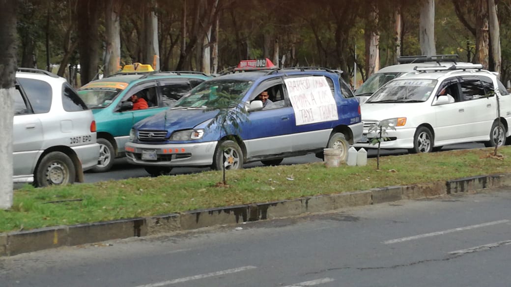 Marcha y caravana de taxi trufis se movilizan en Tarija (Videos)