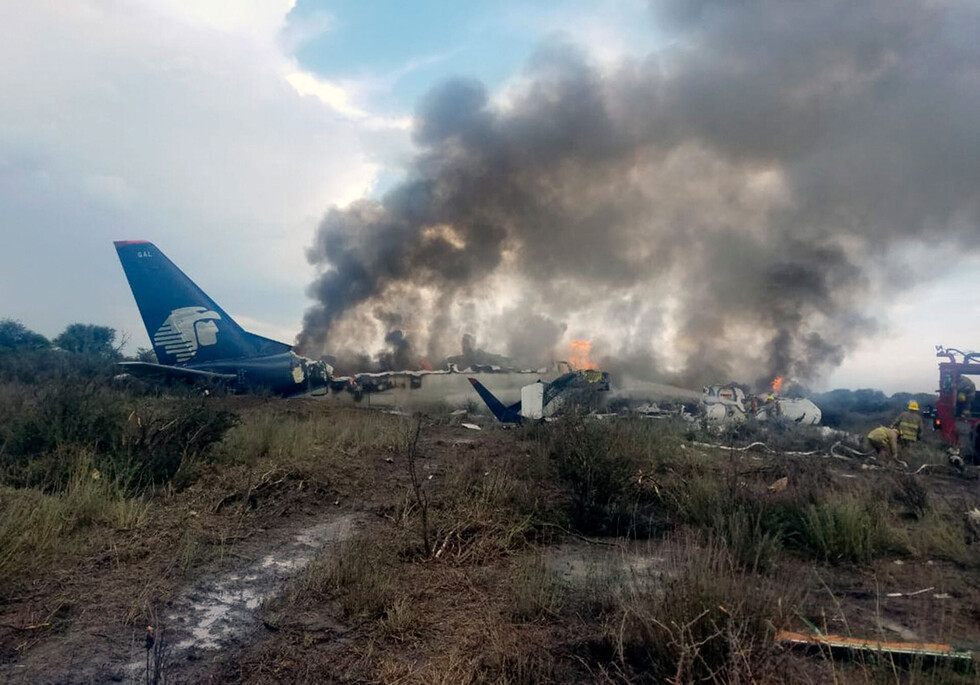 Un avión con 101 personas a bordo cae tras despegar