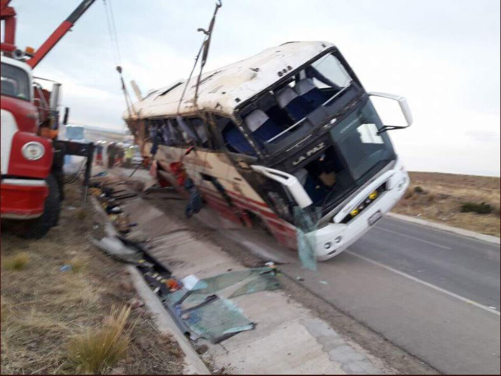 Accidente de autobús deja 4 muertos y 30 heridos en carretera Oruro - La Paz