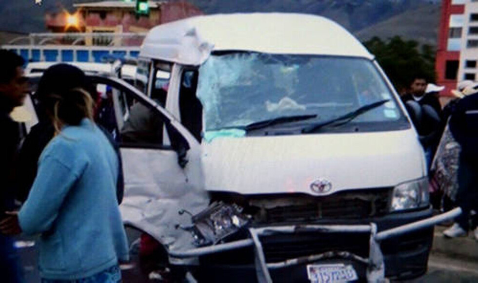 Reportan 8 muertos y 7 heridos por caída de minibús a barranco en ruta Cochabamba-Oruro
