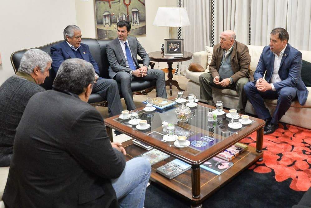 Milcíades se sienta en otra mesa, de nuevo