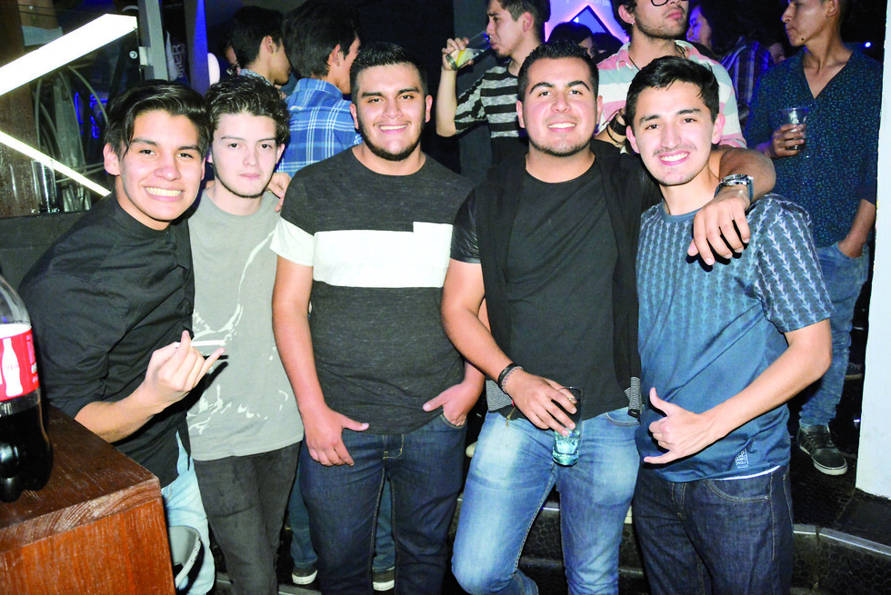 De fiesta con los amigos en Bunker