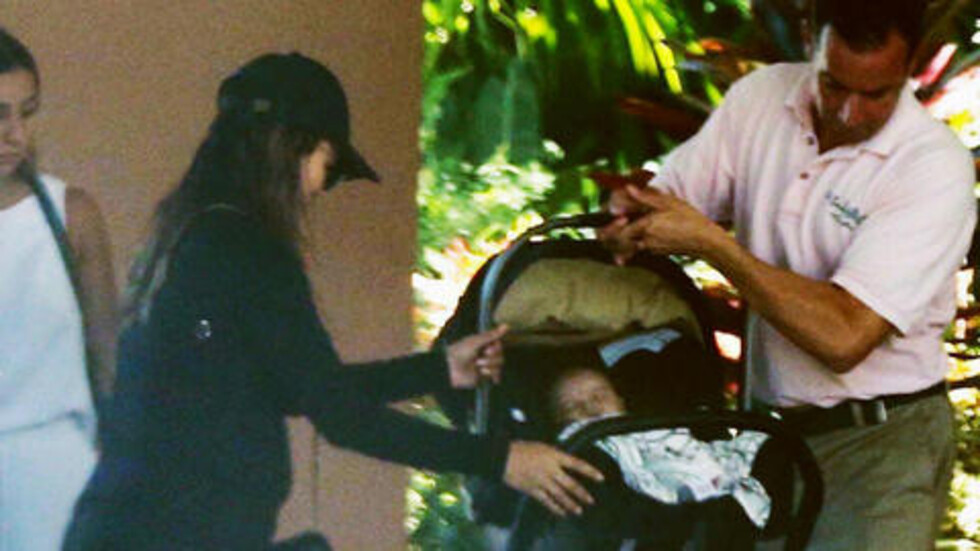 Captan a Eva  Longoria con su  hijo Santiago