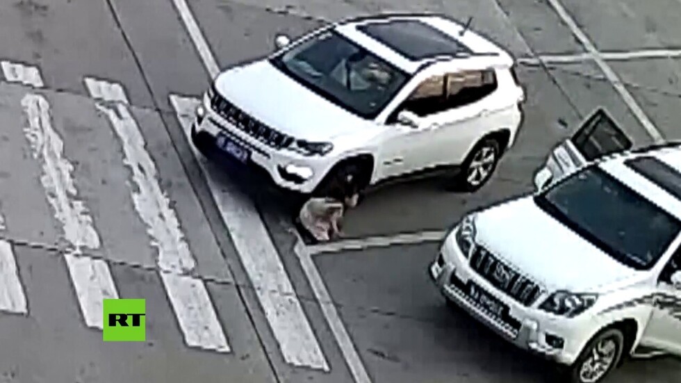 VIDEO: Una niña se agacha para atarse los cordones y un auto le pasa por encima (dos veces)