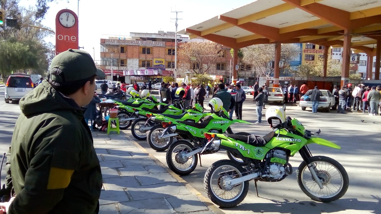 Minivans retornan a la ex terminal y Policía intenta desalojar