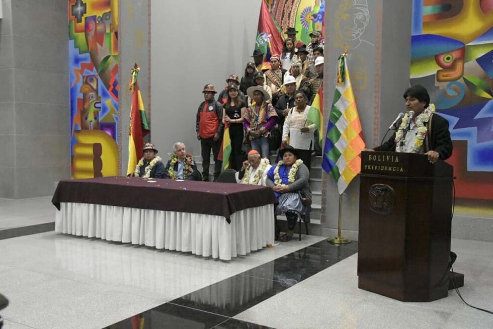 Evo inaugura nuevo palacio y pide que le den un manzano para más edificios