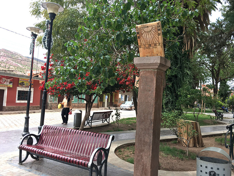 La plaza de Villa Abecia con su interesante reloj de sol