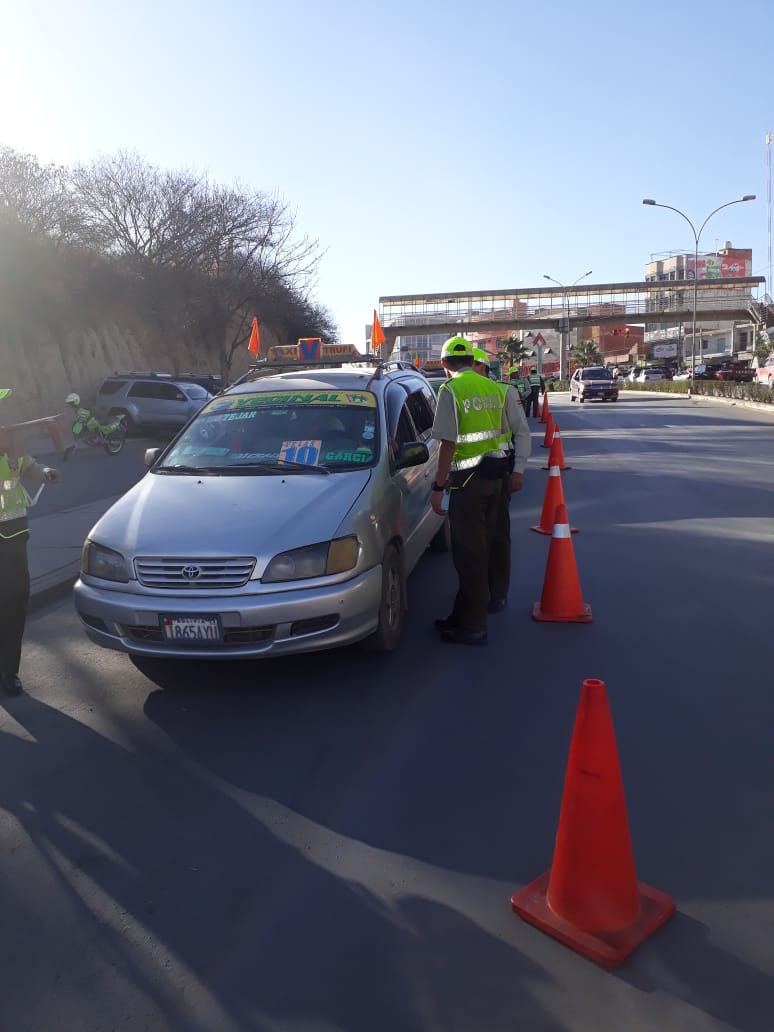 En trancas verifican tarjeta de operación de minivans