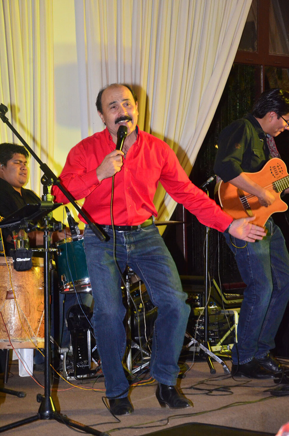 Yalo  Cuellar le canta  a Tarija