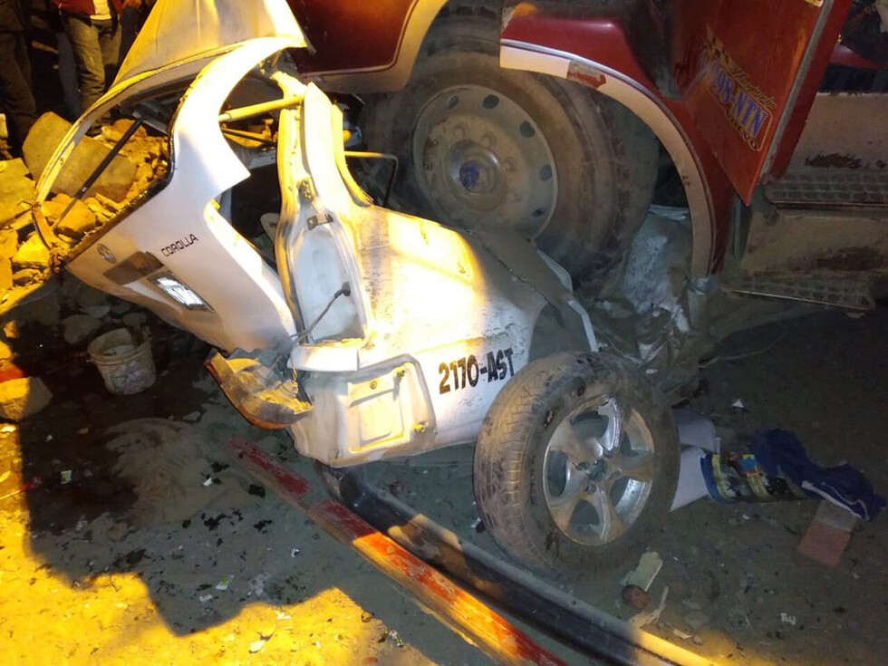Tres muertos y tres heridos tras choque de camión con 5 vehículos y una casa en Cochabamba
