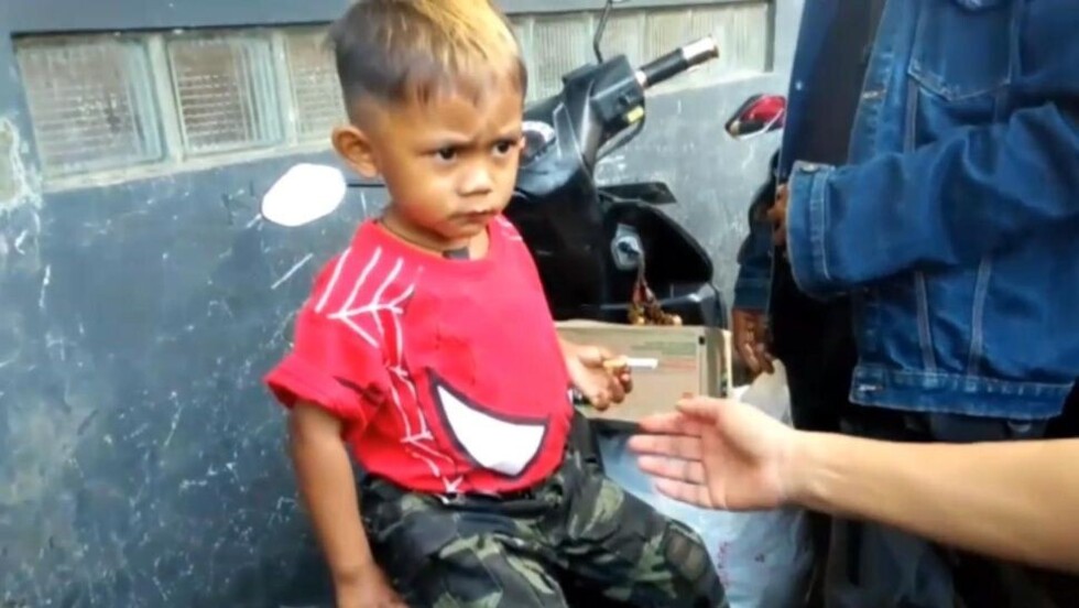 Asombro, niño de 2 años fuma 40 cigarros al día