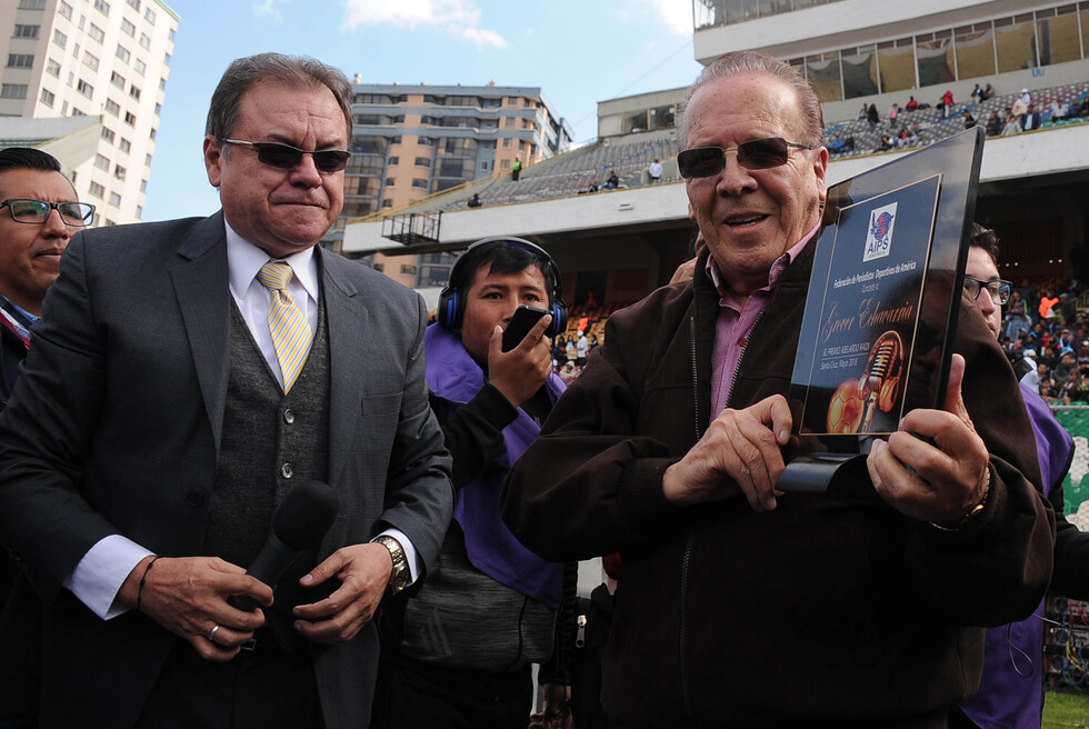 Grover Echavarría recibe el premio Abelardo Raidi