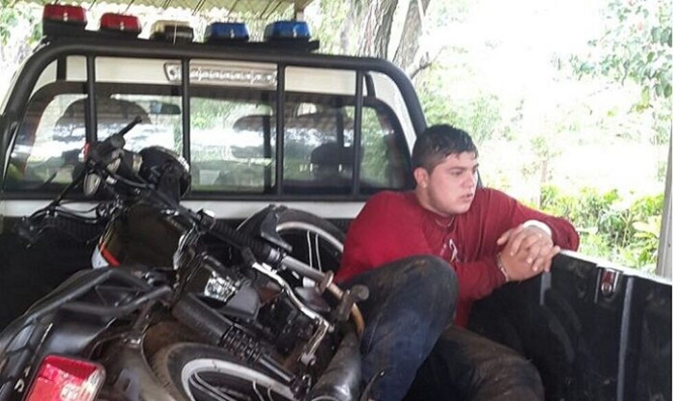 Motochorro arrastró a jubilada para robarle
