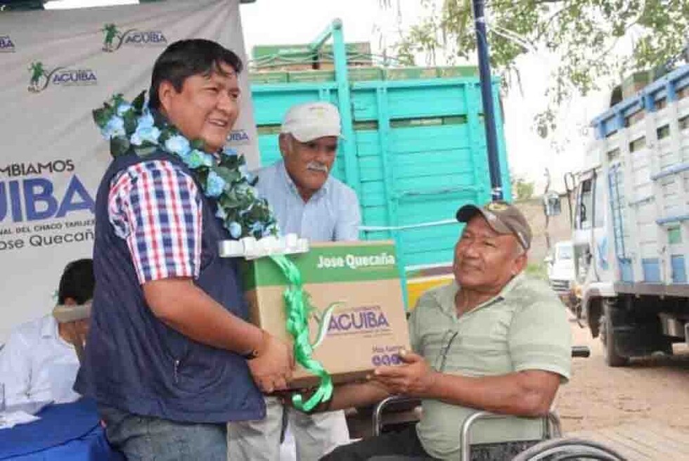 Personas con discapacidad en Caraparí reciben paquete alimentario