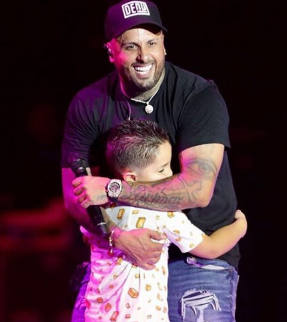 Nicky invitó al escenario a un niño a bailar