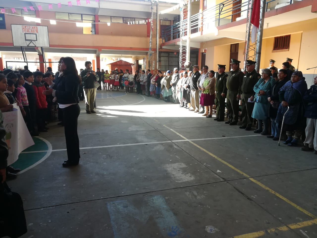 Abuelitos son homenajeados en la U.E José Manuel Ávila 1 en coordinación con la Policía