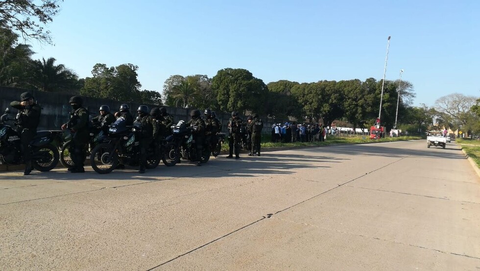 Policía desalojó por la fuerza a hinchas de Blooming y recuperó los predios