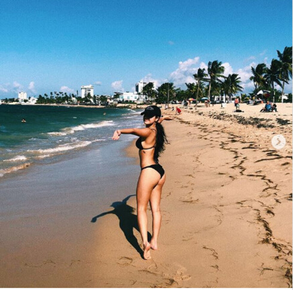 Becky G se  quitó la ropa y fue a la playa