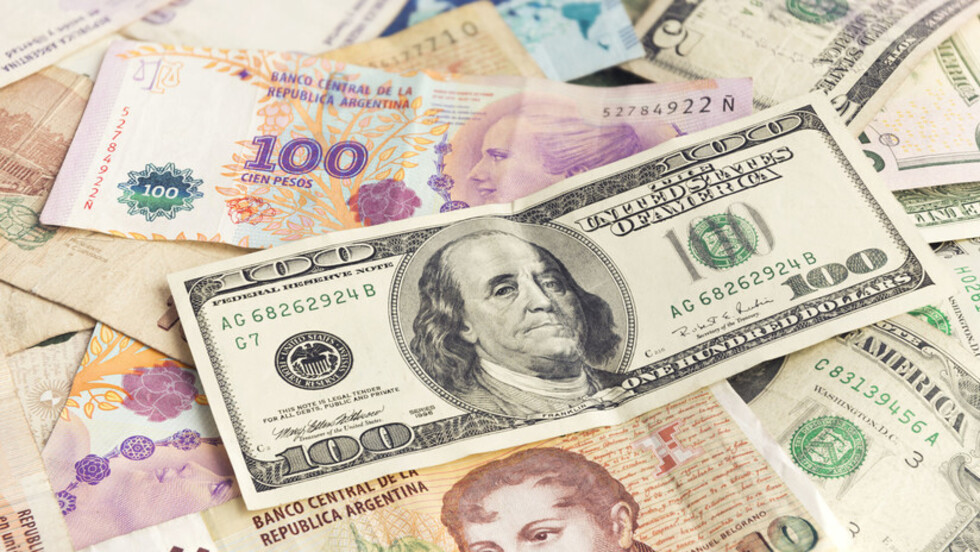 Peso argentino se deprecia todavía más y cotiza a 34,20 por dólar