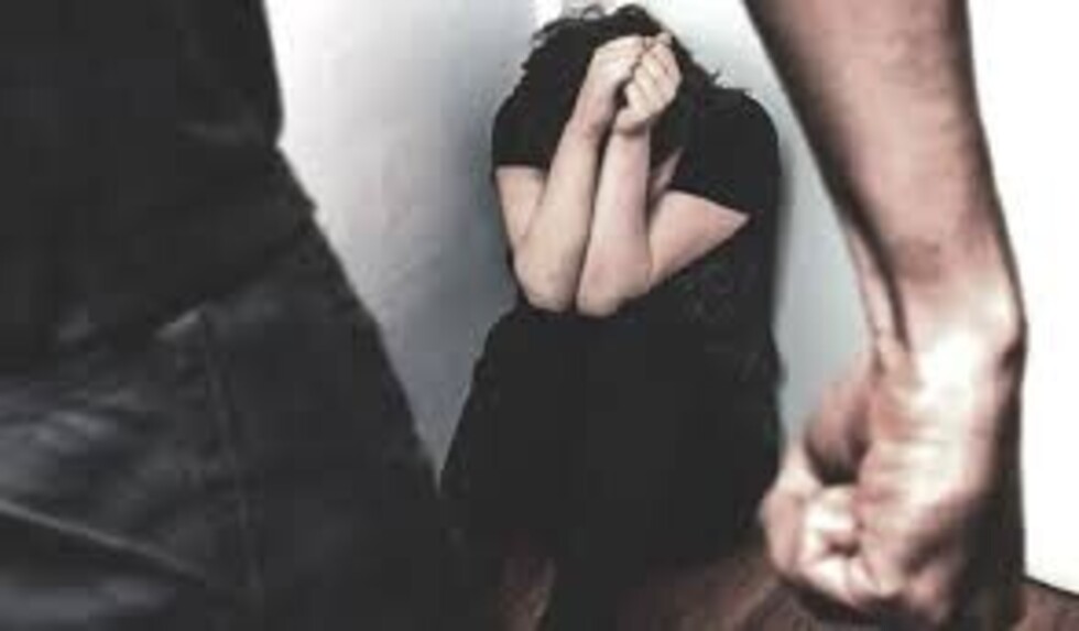 Sujeto pegaba a su esposa y la hija lo mordió