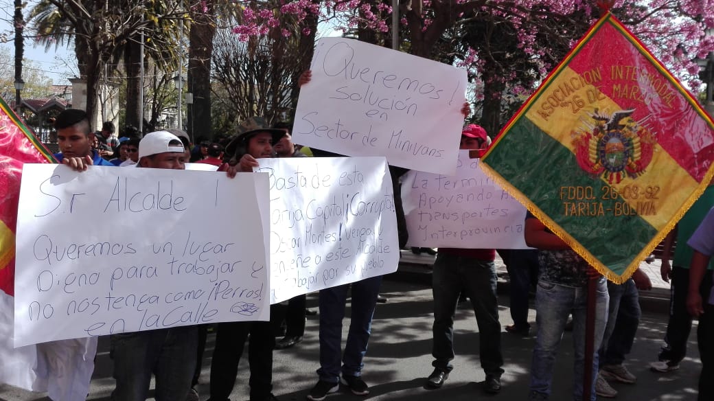 Transportistas de minivans marchan y denuncian haber sido desalojados