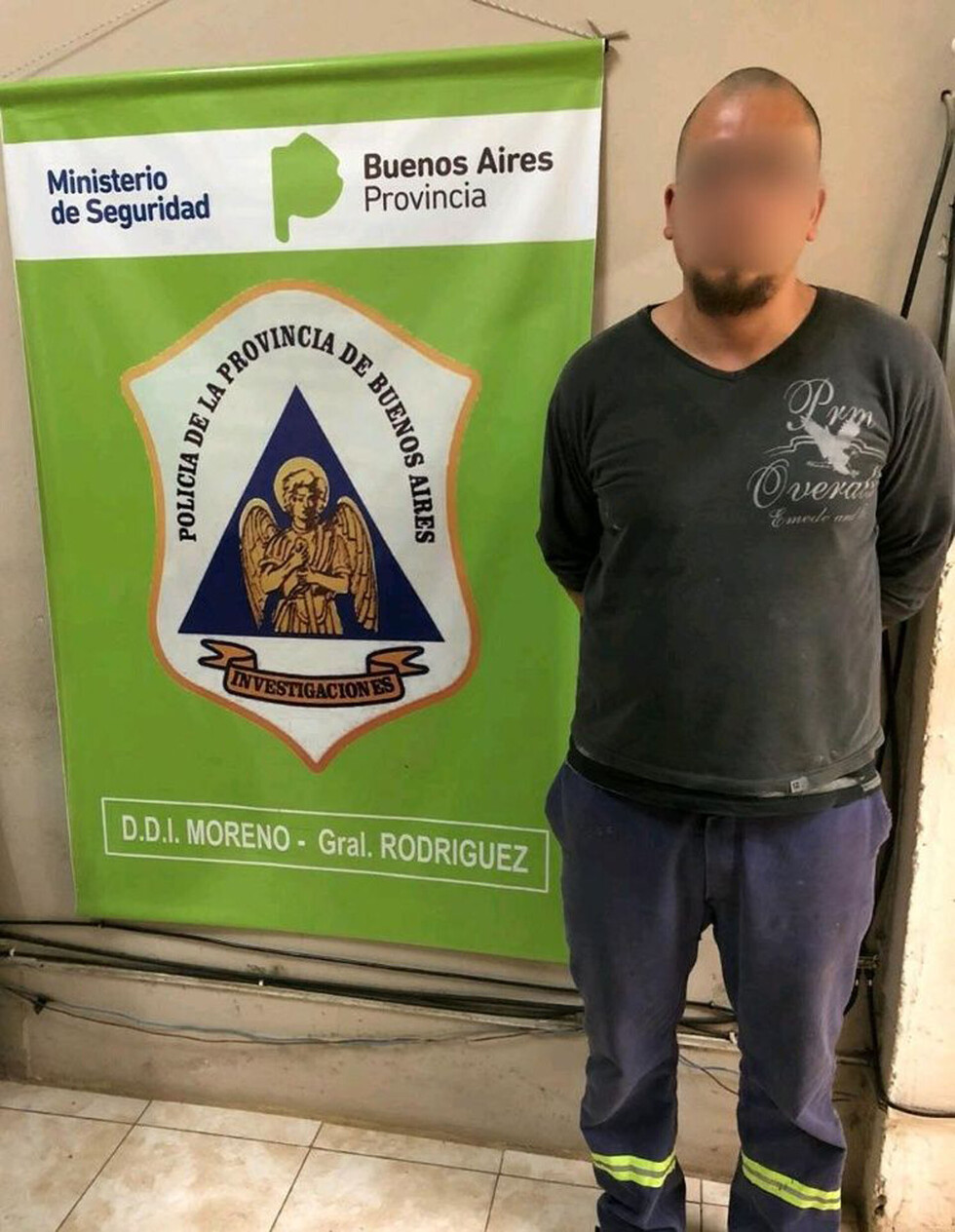Violó a su hijastro con  un palo y fue apresado