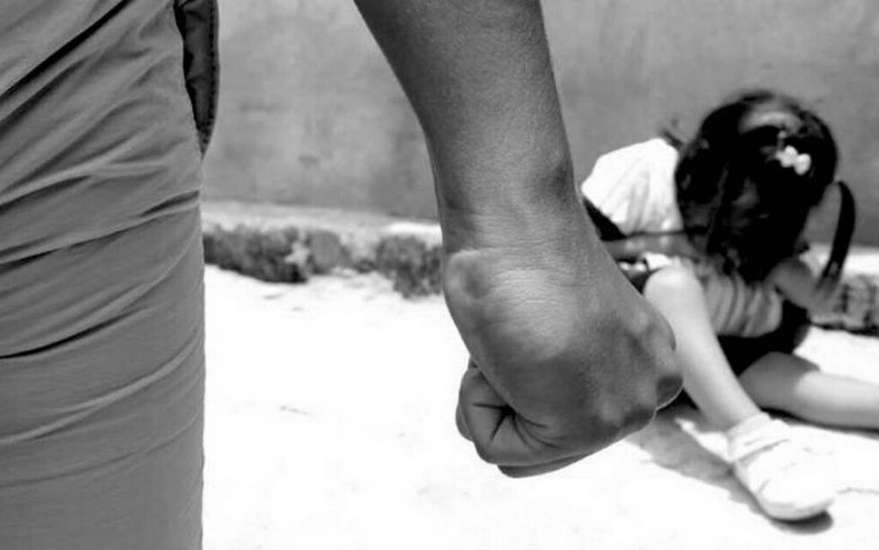 Agredió a su hija y frente a ella descuartizó cruelmente a su perro