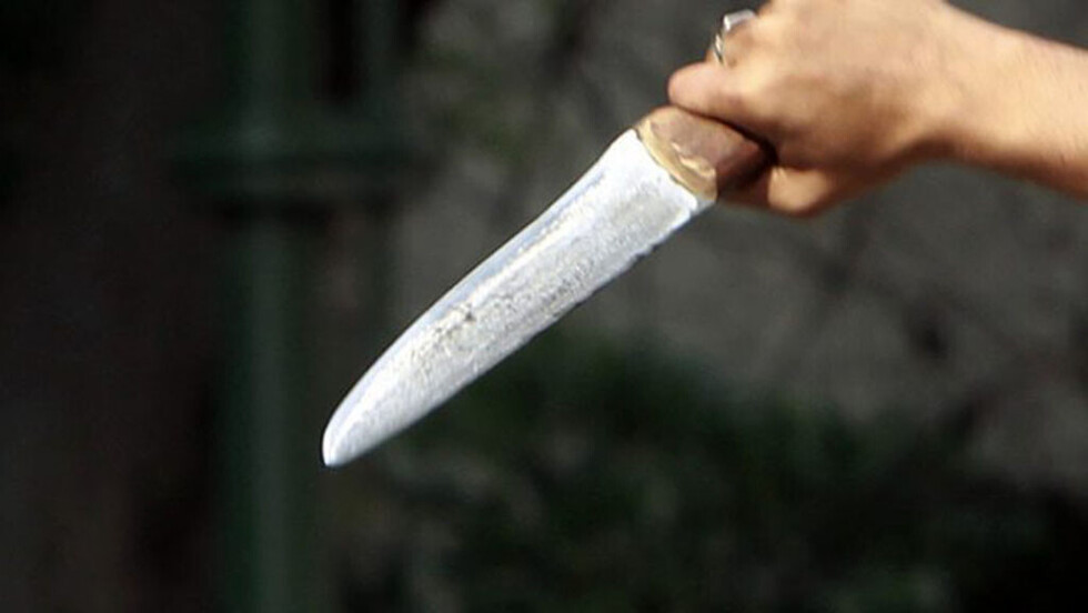 Una mujer ebria apuñaló al esposo por celos