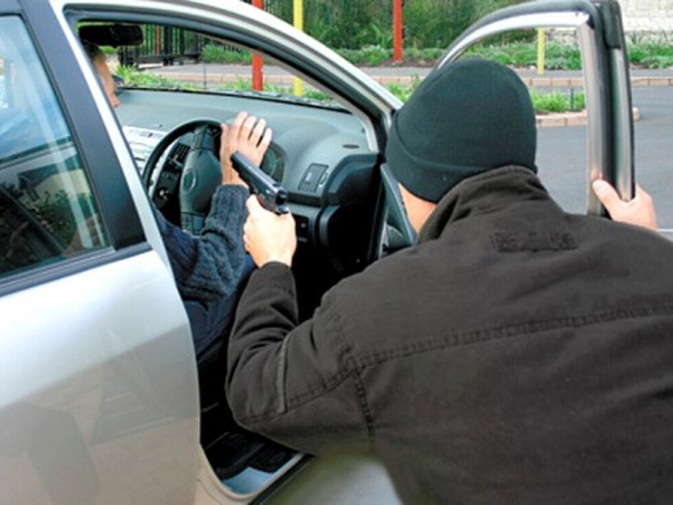 Dos sujetos le encañonaron y le robaron la camioneta