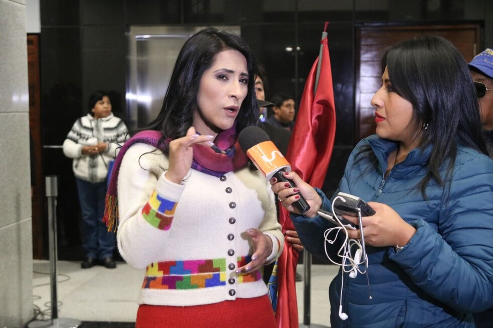 Ministra Alanoca pide a la oposición no meterse con los artistas porque son "muy sensibles"