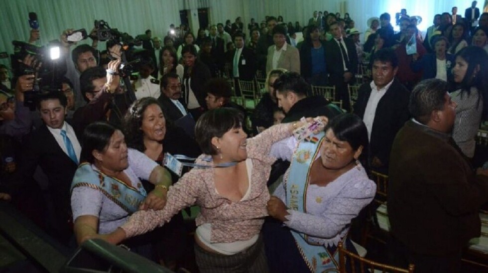 Bochornosa sesión de honor termina en medio de golpes y arengas de "Bolivia dijo No"